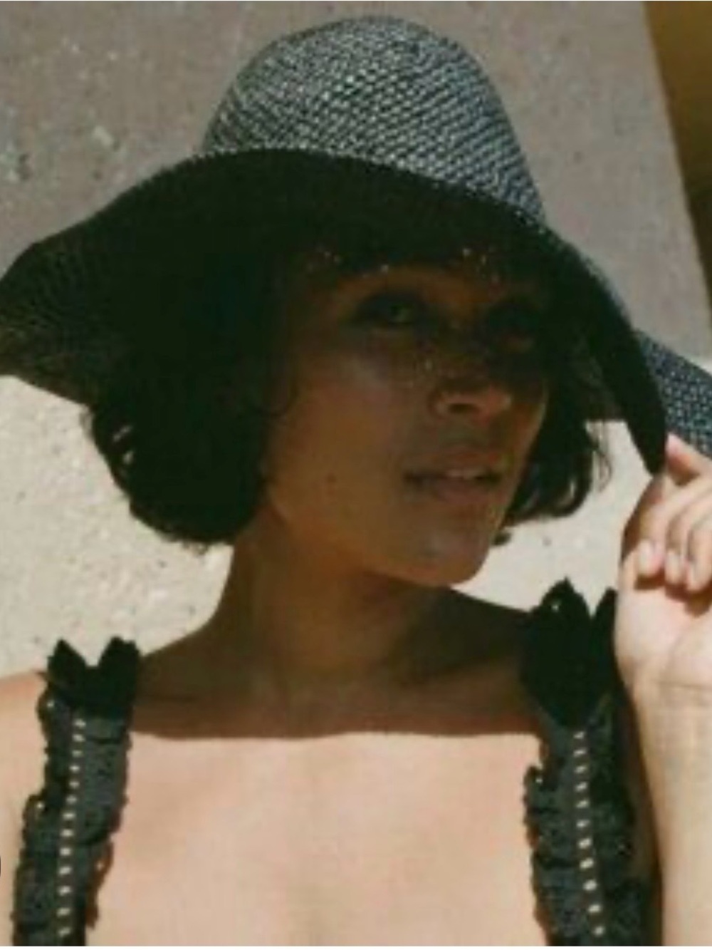 DÔEN TAFT HAT - BLACK RAFFIA